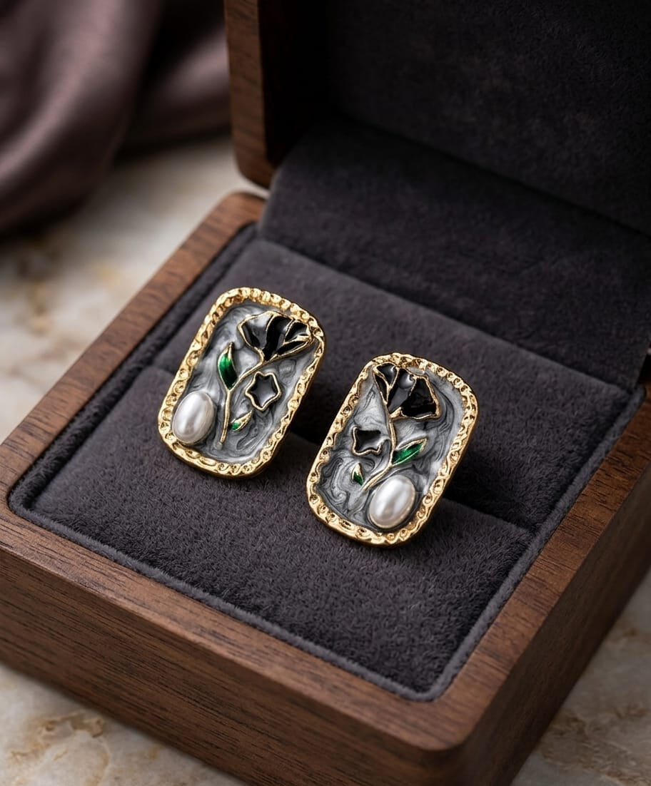Vintage Peral ear studs (grey)