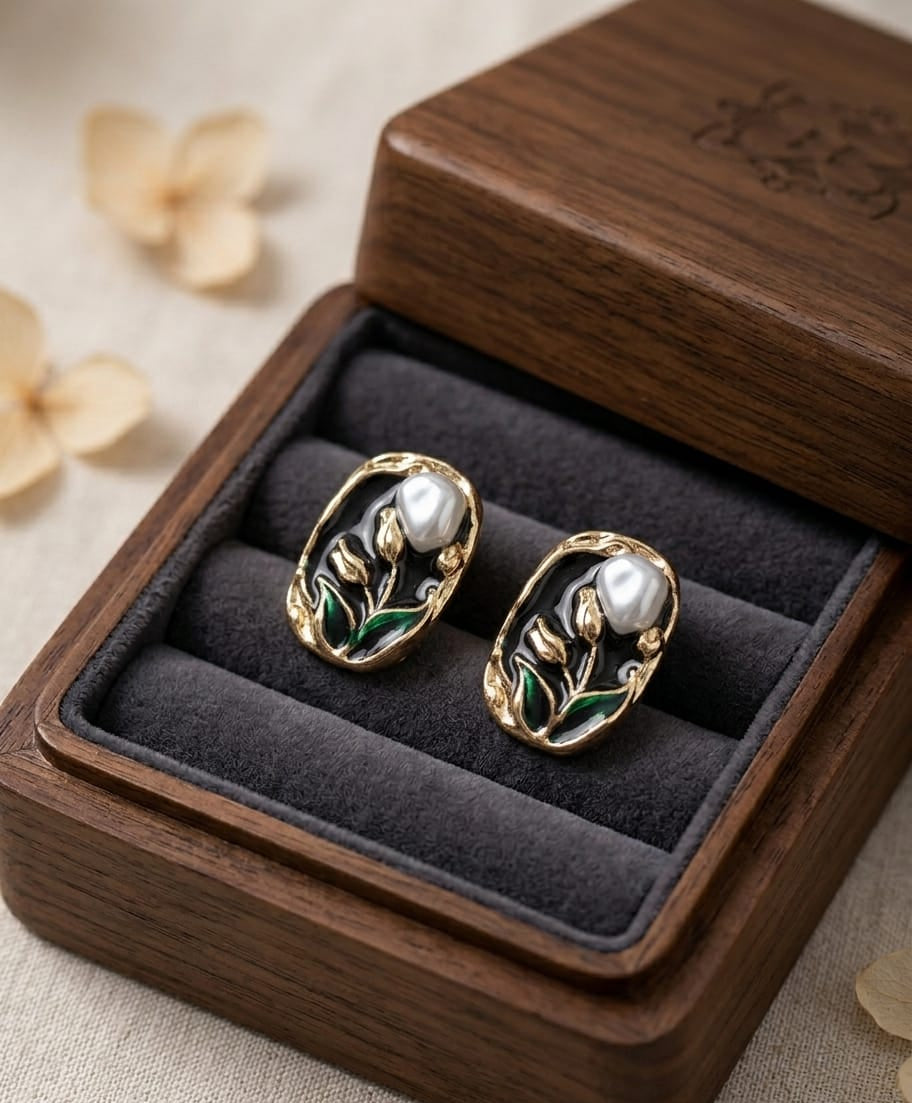 Vintage Peral ear studs (black)