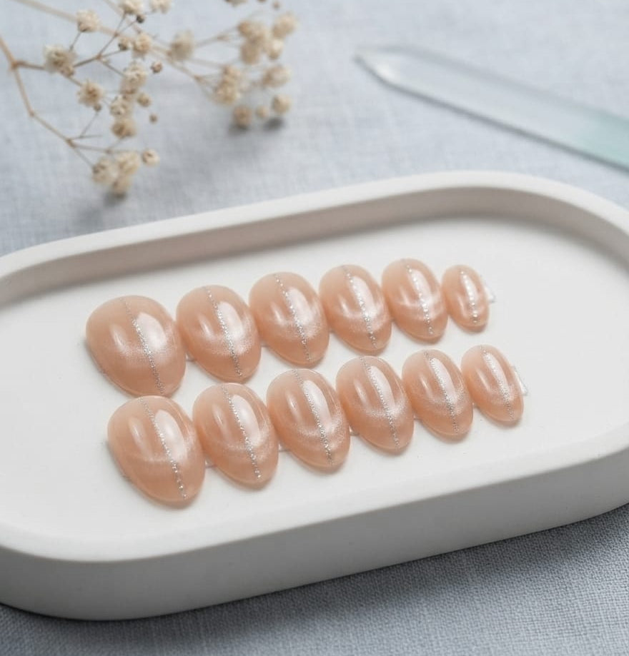 Cat eye nails almond shape (skin)