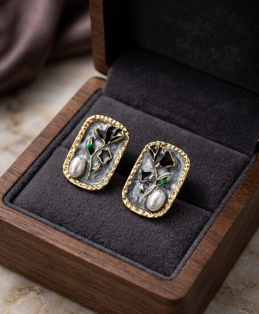 Vintage Peral ear studs (grey)