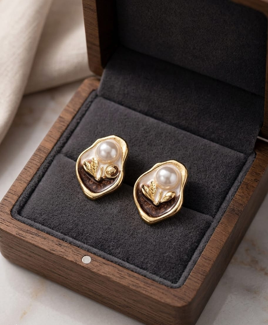 Vintage Peral ear studs (brown white)