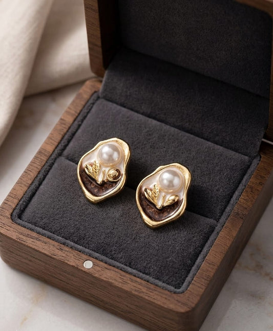 Vintage Peral ear studs (brown white)