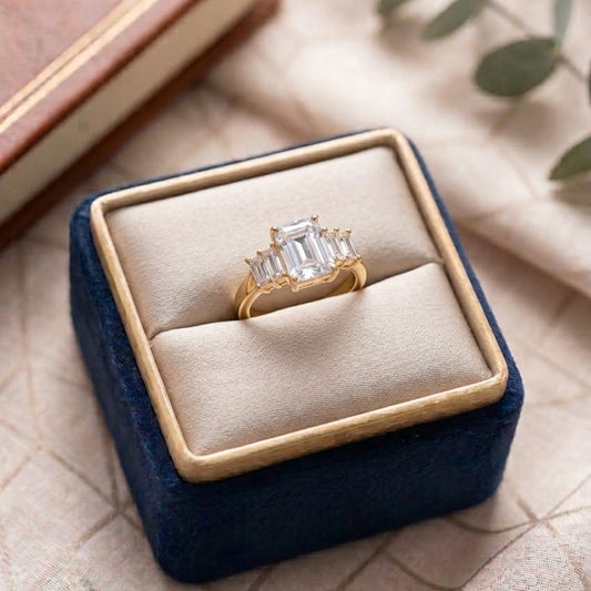 Minimalistic Gold ring with crystals