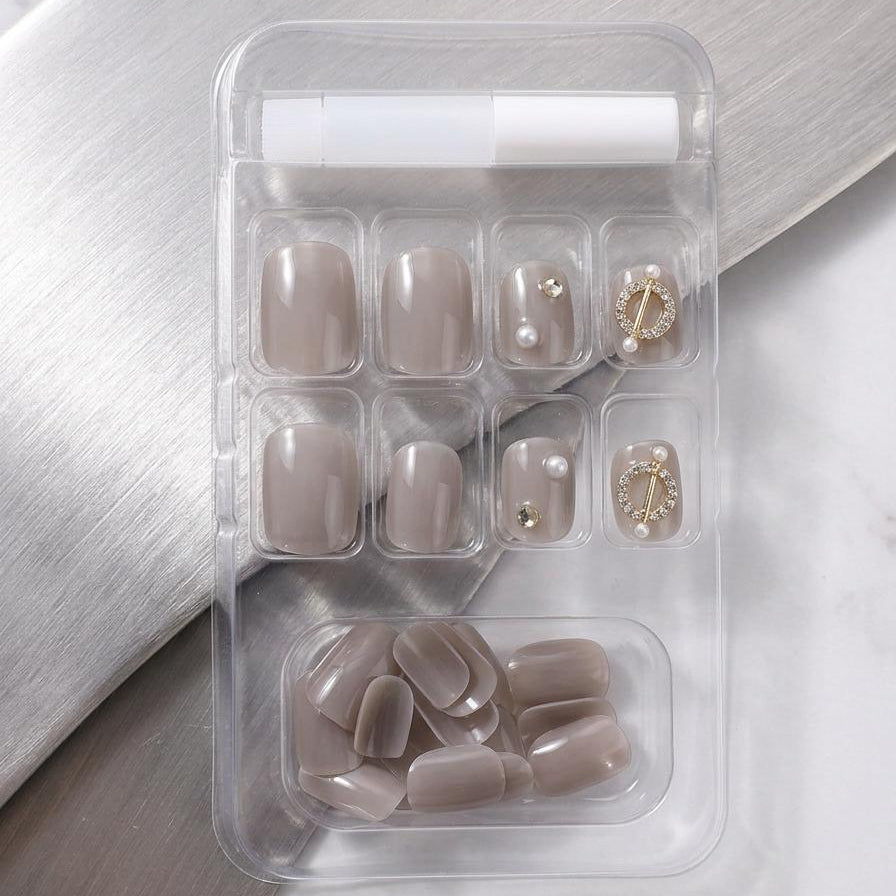 Press on nail (neutral nude)