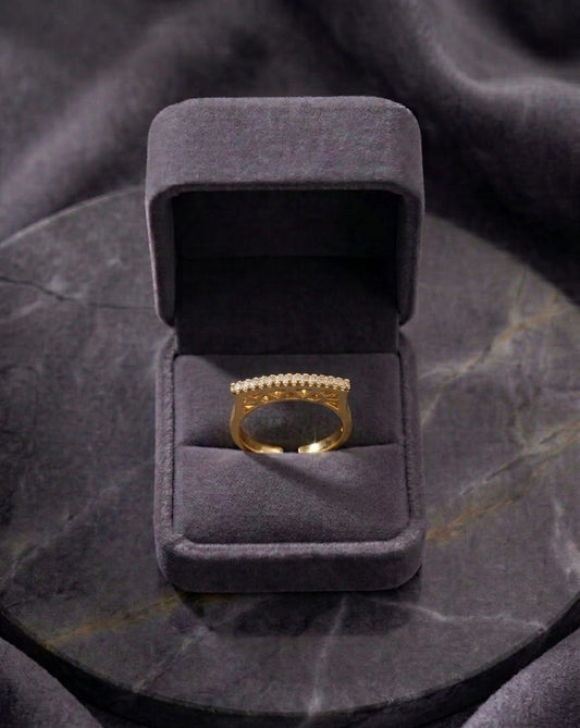 Minimalistic gold ring