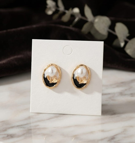 Vintage pearl ear studs black & white