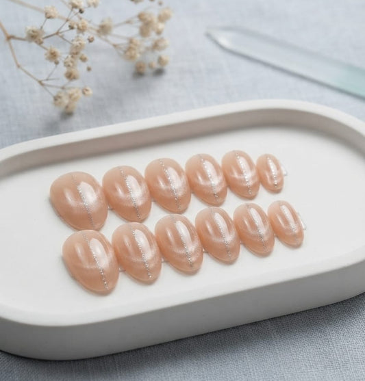 Cat eye nails almond shape (skin)